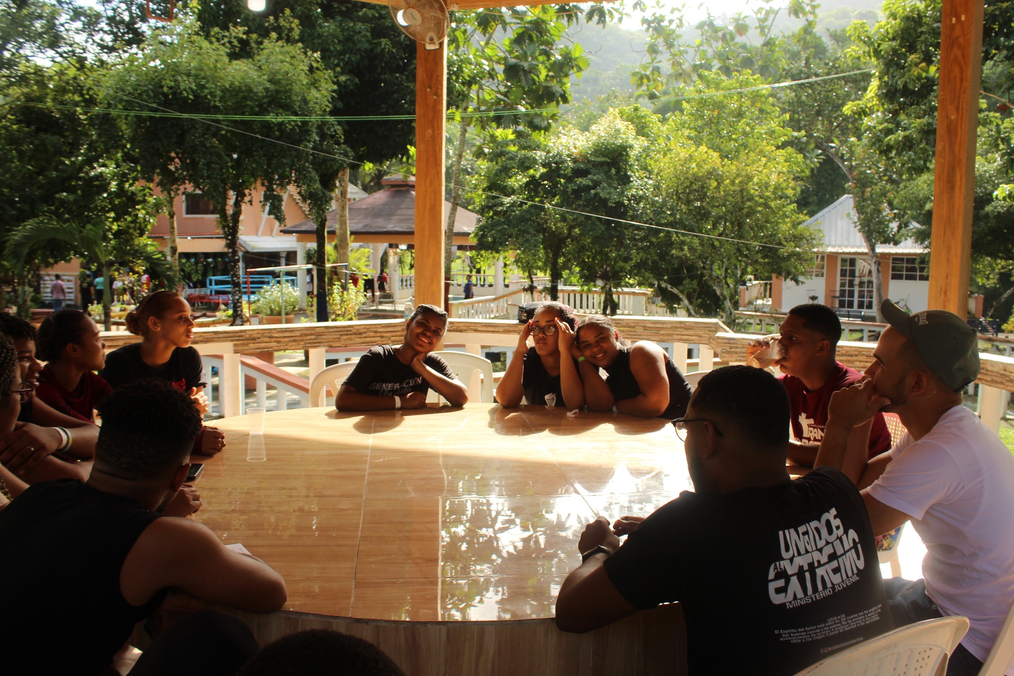 Noche de fogata y alabanza en el campamento