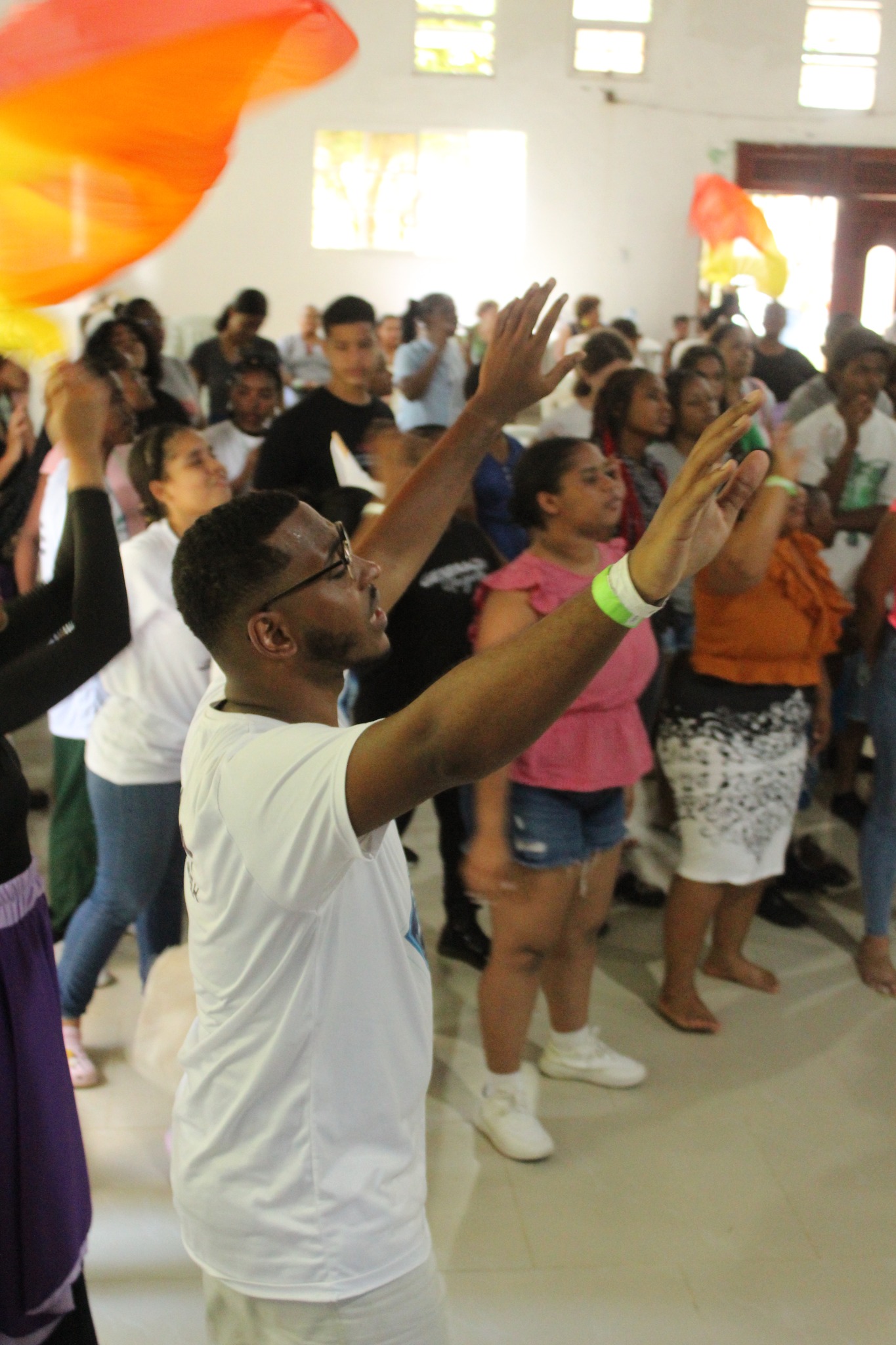 Taller de liderazgo juvenil en el campamento
