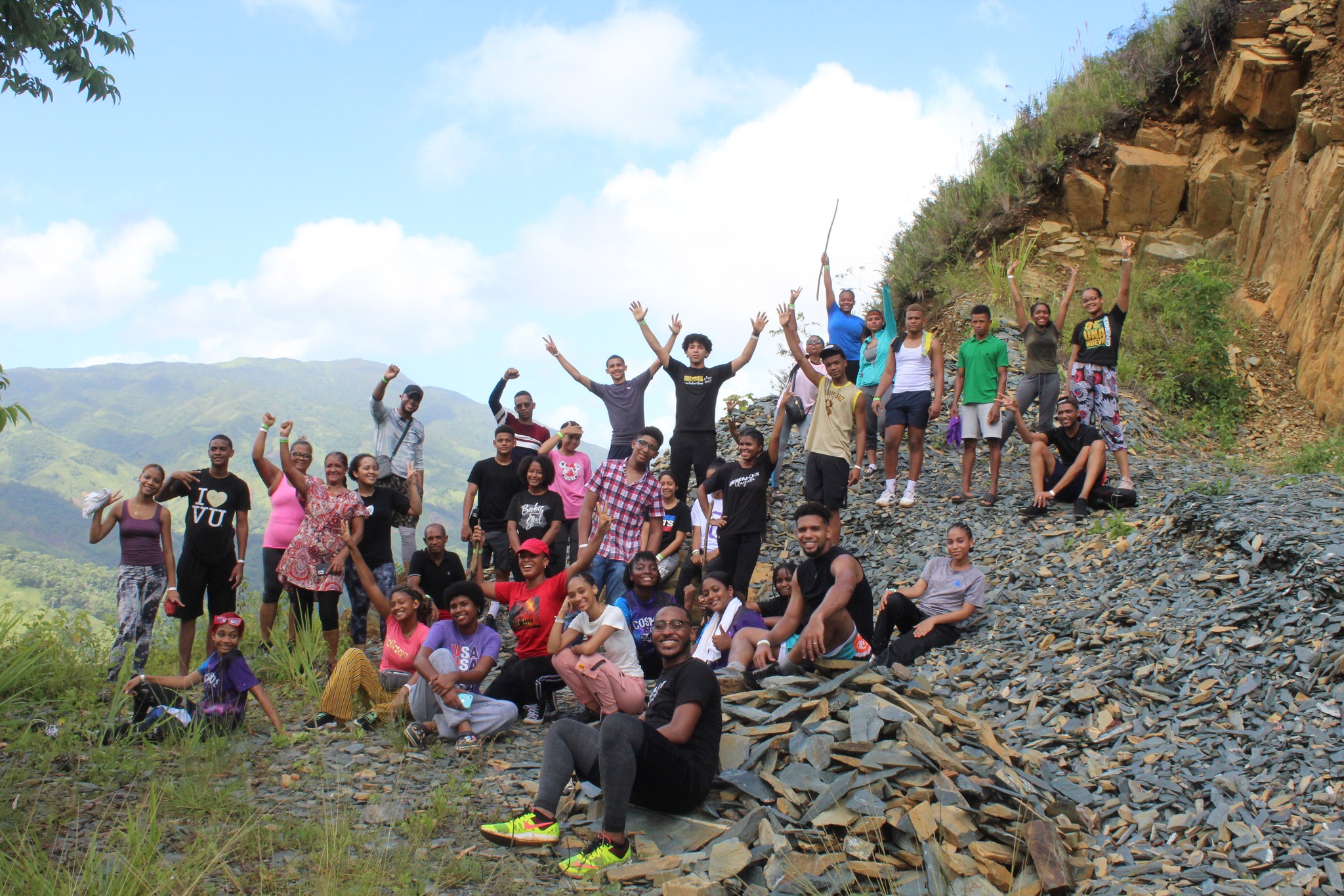 Cena comunitaria en el campamento